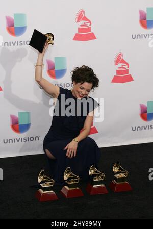 Natalia Lafourcade posiert im Presseraum bei den jährlichen Latin Grammy Awards 16. in der MGM Grand Garden Arena am Donnerstag, den 19. November 2015 in Las Vegas. Stockfoto