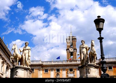 Statuen von Castor und Pollux auf der Piazza Campidoglio in Rom, Italien Stockfoto