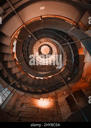 Vertikale Aufnahme der Wendeltreppe des Leuchtturms in Glasgow, Schottland Stockfoto