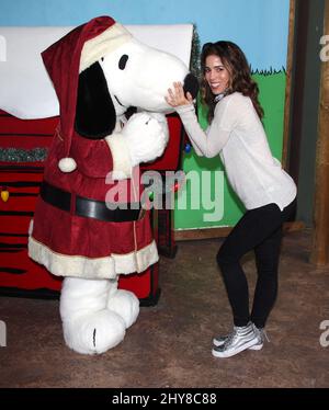 Ana Ortiz bei der Ankunft für die Knott's Berry Farm Countdown to Christmas und Snoopy's Merriest Tree Lighting, Buena Park, 5. Dezember 2015. Stockfoto