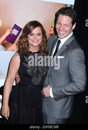 Amy Poehler und Ike Barinholtz nehmen an der Premiere von „Sisters“ im Ziegfeld Theatre am Dienstag, den 8. Dezember 2015, in New York Teil. Stockfoto