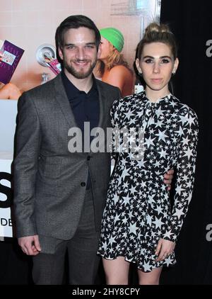 Evan Jonigkeit und Zosia Mamet besuchen am Dienstag, den 8. Dezember 2015, die Premiere von „Sisters“ im Ziegfeld Theatre in New York. Stockfoto