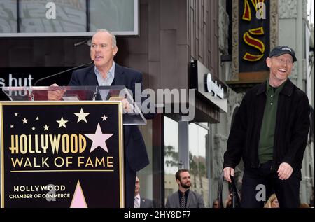 Michael Keaton und Ron Howard nehmen an der Zeremonie zur Ehrung von Ron Howard mit seinem 2.-Sterne-Stern auf dem Hollywood Walk of Fame Teil Stockfoto