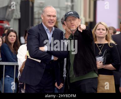 Michael Keaton und Ron Howard nehmen an der Zeremonie zur Ehrung von Ron Howard mit seinem 2.-Sterne-Stern auf dem Hollywood Walk of Fame Teil Stockfoto