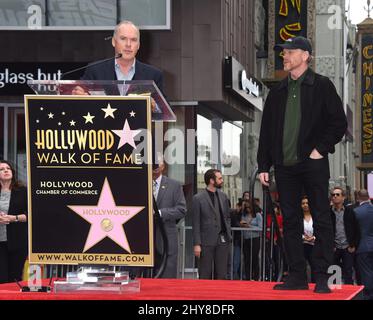 Michael Keaton und Ron Howard nehmen an der Zeremonie zur Ehrung von Ron Howard mit seinem 2.-Sterne-Stern auf dem Hollywood Walk of Fame Teil Stockfoto