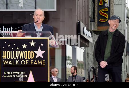 Michael Keaton und Ron Howard nehmen an der Zeremonie zur Ehrung von Ron Howard mit seinem 2.-Sterne-Stern auf dem Hollywood Walk of Fame Teil Stockfoto