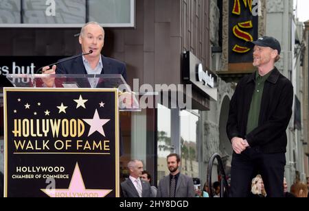 Michael Keaton und Ron Howard nehmen an der Zeremonie zur Ehrung von Ron Howard mit seinem 2.-Sterne-Stern auf dem Hollywood Walk of Fame Teil Stockfoto