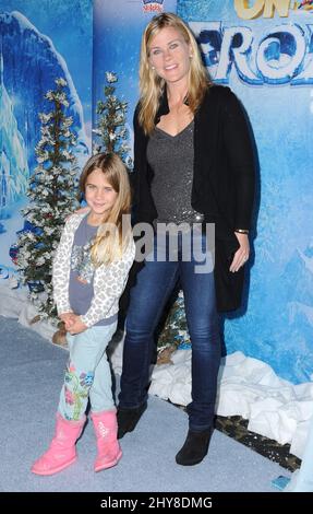 Alison Sweeney, Megan Hope, die an Disney on Ice teilnahm, präsentiert „Frozen“ in Los Angeles Stockfoto