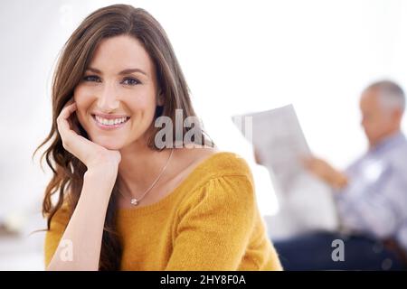 Die perfekten Wochenenden sind, wenn zusammen waren. Aufnahme eines glücklichen Paares im gemischten Alter zu Hause. Stockfoto