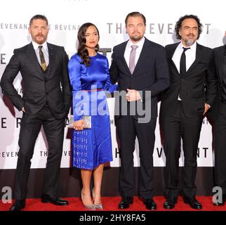 Alejandro Gonzalez Inarritu, Grace Dove, Leonardo DiCaprio, Tom Hardy nehmen an der Premiere von „The Revenant“ in Los Angeles im TCL Chinese Theatre Teil Stockfoto