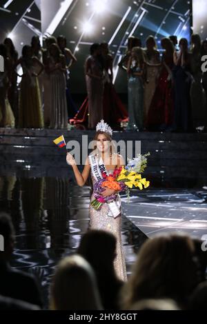 Miss Colombia, Ariadna Gutierrez-Arevalo wird während des Miss UNIVERSE Pageant, Planet Hollywood Resort & Casino 2015 fälschlicherweise zur Miss Universe gekrönt Stockfoto