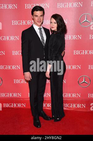 Finn Wittrock und Sarah Roberts nahmen an der Gala des Palm Springs International Film Fest 2016 im Palm Springs Convention Center in Kalifornien, USA, Teil. Stockfoto