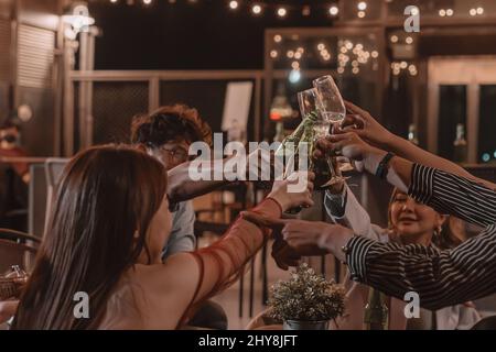 Eine Gruppe junger Freunde, die im Pub und Restaurant essen und Freundschaft feiern Stockfoto