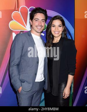 Ben Feldman und America Ferrera, die an der NBCUniversal Press Tour auf der Winter TCA Tour 2016 im Langham Huntington Hotel in Los Angeles, USA, teilnehmen. Stockfoto