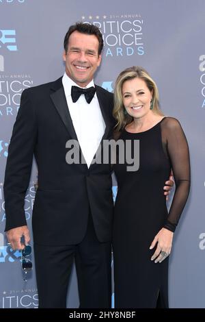 David James Elliott & Nanci Chambers nehmen an den Annual Critics' Choice Awards 21. Teil, die im Barker Hanger am Flughafen Santa Monica verliehen werden Stockfoto