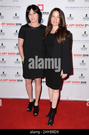 Shannen Doherty, Holly Marie Combs bei der LA Art Show 2016 Eröffnungsnacht Premiere zugunsten des St. Jude Children's Research Hospital im Los Angeles Convention Center Stockfoto