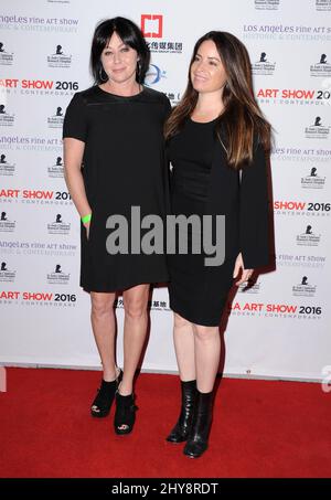 Shannen Doherty, Holly Marie Combs bei der LA Art Show 2016 Eröffnungsnacht Premiere zugunsten des St. Jude Children's Research Hospital im Los Angeles Convention Center Stockfoto