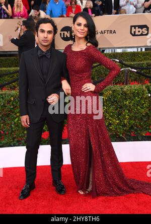 Kunal Nayyar und Neha Kapur kommen bei den Annual Screen Actors Guild Awards 22. an, die im Shrine Auditorium in Los Angeles, Kalifornien, abgehalten werden. Stockfoto