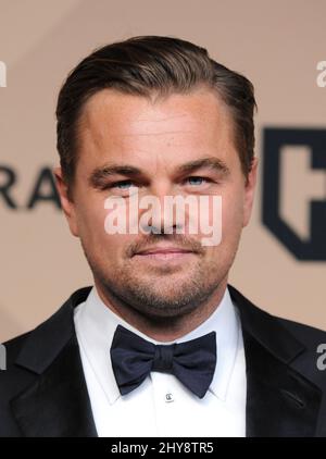 Leonardo DiCaprio nimmt am Presseraum bei den Annual Screen Actors Guild Awards 22. Teil, die im Shrine Auditorium in Los Angeles, Kalifornien, abgehalten werden. Stockfoto