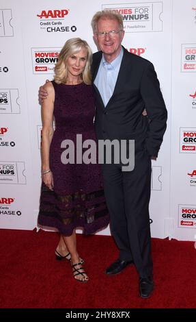 Ed Begley Jr. und seine Frau Rachelle Carson nahmen an den Annual Movies for Grownups Awards 15. im Beverly Wilshire Hotel in Los Angeles, USA, Teil. Stockfoto