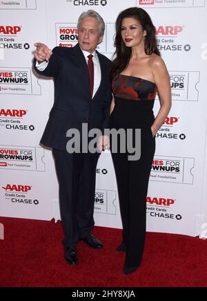 Michael Douglas und seine Frau Catherine Zeta-Jones nahmen an den Annual Movies for Grownups Awards 15. im Beverly Wilshire Hotel in Los Angeles, USA, Teil. Stockfoto