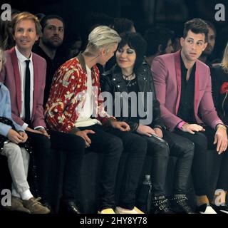 Beck, Justin Bieber, Joan Jett und Mark Ronson nehmen an der ersten Reihe der Saint Laurent-Show im Hollywood Palladium in Los Angeles, Kalifornien, Teil. Stockfoto
