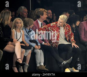 Marissa Ribisi, Tuesday Hansen, Cosimo Henri Hansen, Beck und Justin Bieber nehmen an der ersten Reihe der Saint Laurent-Show im Hollywood Palladium in Los Angeles, Kalifornien, Teil. Stockfoto