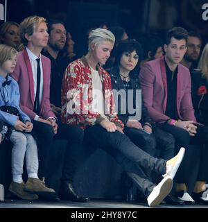 Beck, Justin Bieber, Joan Jett und Mark Ronson nehmen an der ersten Reihe der Saint Laurent-Show im Hollywood Palladium in Los Angeles, Kalifornien, Teil. Stockfoto