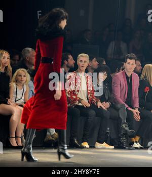 Justin Bieber, Joan Jett und Mark Ronson nehmen an der ersten Reihe der Saint Laurent-Show im Hollywood Palladium in Los Angeles, Kalifornien, Teil. Stockfoto