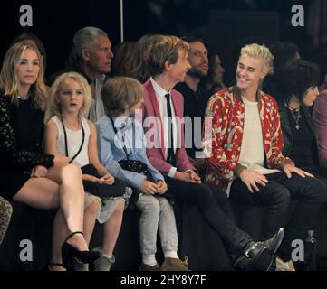 Marissa Ribisi, Tuesday Hansen, Cosimo Henri Hansen, Beck und Justin Bieber nehmen an der ersten Reihe der Saint Laurent-Show im Hollywood Palladium in Los Angeles, Kalifornien, Teil. Stockfoto