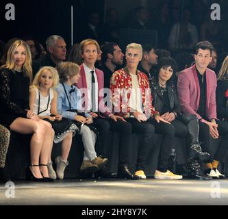 Marissa Ribisi, Dienstag Hansen, Cosimo Henri Hansen, Beck, Justin Bieber, Joan Jett und Mark Ronson nehmen an der ersten Reihe der Saint Laurent-Show im Hollywood Palladium in Los Angeles, Kalifornien, Teil. Stockfoto