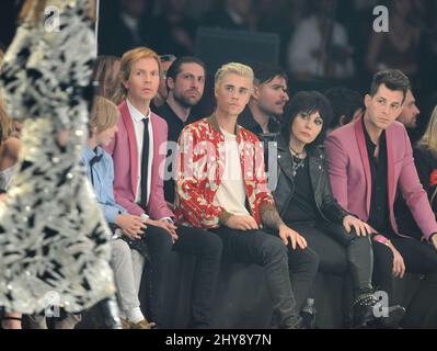 Beck, Justin Bieber, Joan Jett und Mark Ronson nehmen an der ersten Reihe der Saint Laurent-Show im Hollywood Palladium in Los Angeles, Kalifornien, Teil. Stockfoto
