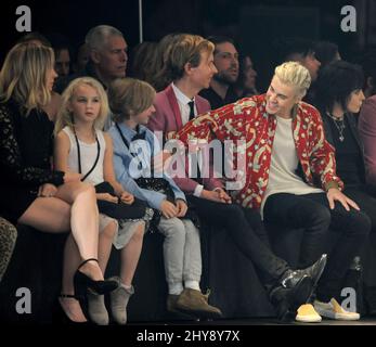 Marissa Ribisi, Tuesday Hansen, Cosimo Henri Hansen, Beck und Justin Bieber nehmen an der ersten Reihe der Saint Laurent-Show im Hollywood Palladium in Los Angeles, Kalifornien, Teil. Stockfoto