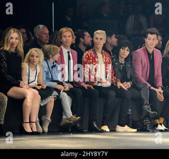 Marissa Ribisi, Dienstag Hansen, Cosimo Henri Hansen, Beck, Justin Bieber, Joan Jett und Mark Ronson nehmen an der ersten Reihe der Saint Laurent-Show im Hollywood Palladium in Los Angeles, Kalifornien, Teil. Stockfoto