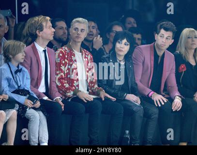 Beck, Justin Bieber, Joan Jett und Mark Ronson nehmen an der ersten Reihe der Saint Laurent-Show im Hollywood Palladium in Los Angeles, Kalifornien, Teil. Stockfoto