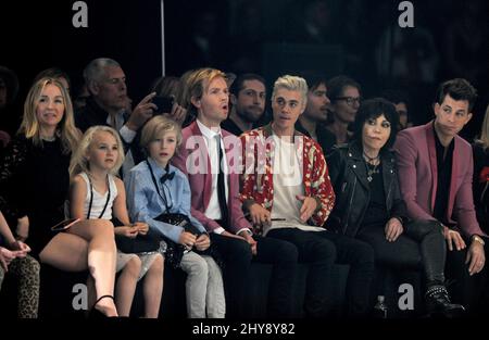 Marissa Ribisi, Dienstag Hansen, Cosimo Henri Hansen, Beck, Justin Bieber, Joan Jett und Mark Ronson nehmen an der ersten Reihe der Saint Laurent-Show im Hollywood Palladium in Los Angeles, Kalifornien, Teil. Stockfoto