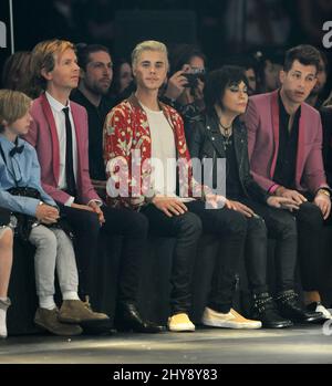 Beck, Justin Bieber, Joan Jett und Mark Ronson nehmen an der ersten Reihe der Saint Laurent-Show im Hollywood Palladium in Los Angeles, Kalifornien, Teil. Stockfoto