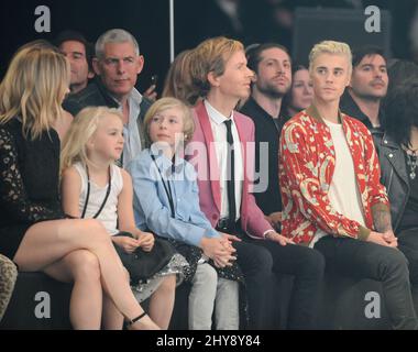 Marissa Ribisi, Tuesday Hansen, Cosimo Henri Hansen, Beck und Justin Bieber nehmen an der ersten Reihe der Saint Laurent-Show im Hollywood Palladium in Los Angeles, Kalifornien, Teil. Stockfoto