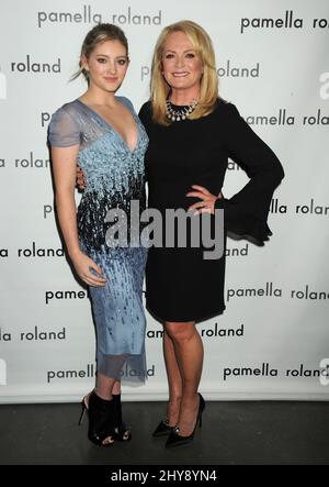 Willow Shields, Sydney DeVos Backstage während der Pamella Roland Spring 2016 Präsentation in den Chelsea Pier 59 Studios in New York, USA. Stockfoto