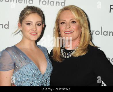 Willow Shields, Sydney DeVos Backstage während der Pamella Roland Spring 2016 Präsentation in den Chelsea Pier 59 Studios in New York, USA. Stockfoto