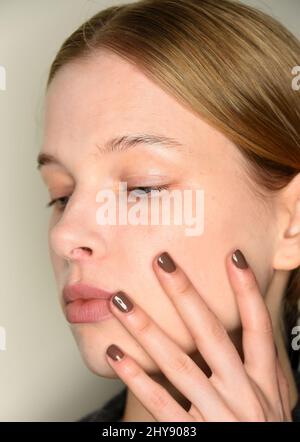 Model Backstage vor der Präsentation der Suno Herbst 2016 Collection in den Chelsea Pier 59 Studios in New York, USA. Stockfoto