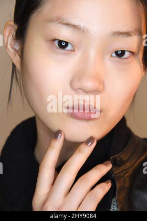 Model Backstage vor der Präsentation der Suno Herbst 2016 Collection in den Chelsea Pier 59 Studios in New York, USA. Stockfoto