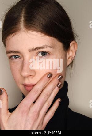 Model Backstage vor der Präsentation der Suno Herbst 2016 Collection in den Chelsea Pier 59 Studios in New York, USA. Stockfoto