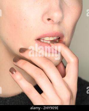 Model Backstage vor der Präsentation der Suno Herbst 2016 Collection in den Chelsea Pier 59 Studios in New York, USA. Stockfoto