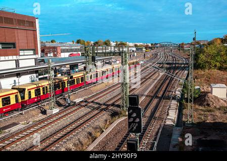 Die schöne Luftaufnahme des Bahnhofs Stockfoto