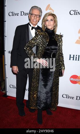 Richard Perry und Jane Fonda nehmen am 14. Februar 2016 an der Pre-GRAMMY Gala 2016 Teil und grüßen die Branchenikonen zu Ehren von Irving Azoff im Beverly Hilton Hotel in Beverly Hills, Los Angeles, CA, USA. Stockfoto