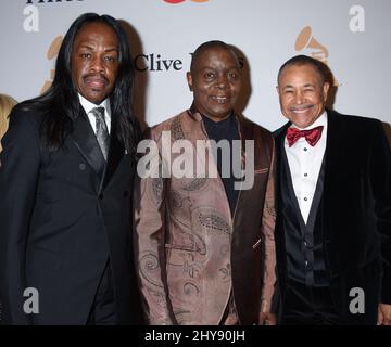 Verdine White, Philip Bailey und Ralph Johnson nehmen am 14. Februar 2016 an der Pre-GRAMMY Gala 2016 Teil und grüßen die Branchenikonen zu Ehren von Irving Azoff im Beverly Hilton Hotel in Beverly Hills, Los Angeles, CA, USA. Stockfoto