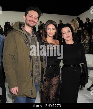 Gabriele Corcos, Emily Ratajkowski und Debi Mazar nahmen an der Marc Jacobs Herbst 2016 Kollektion Teil, die während der New York Fashion Week in der 64. Street Armory stattfand Stockfoto