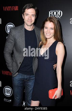 Topher Grace, Ashley Hinshaw bei der Vanity Fair und der FIAT-Messe von Young Hollywood im Chateau Marmont Stockfoto