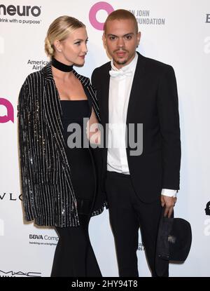 Ashlee Simpson und Evan Ross nahmen an der jährlichen Oscar-Zuschauerparty der Elton John AIDS Foundation 24. im City of West Hollywood Park Teil Stockfoto